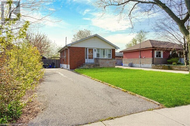 75 Manning Ave in Hamilton, ON - Building Photo - Building Photo