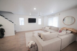 1737 S Devils Garden Ln in Washington, UT - Foto de edificio - Building Photo