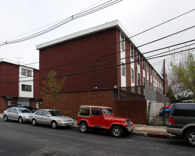 27 E 21st St in Bayonne, NJ - Building Photo - Building Photo