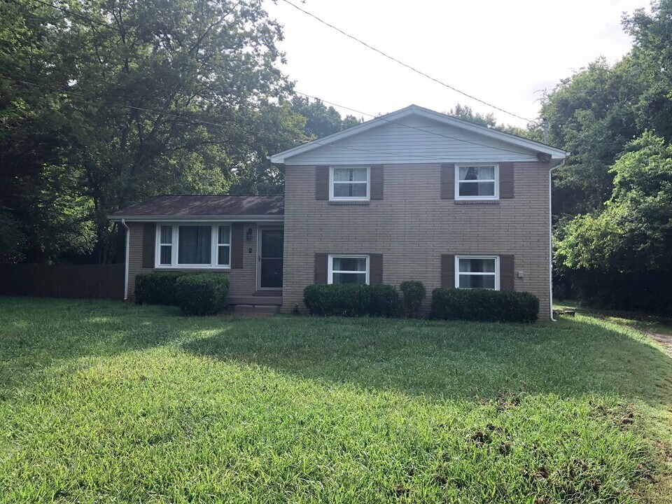 401 Nokes Ct in Hendersonville, TN - Building Photo