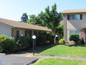 Maple Grove Court in Milwaukie, OR - Building Photo - Building Photo