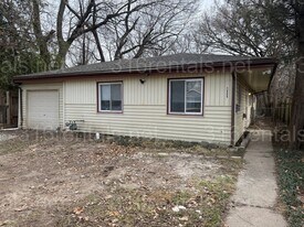 3111 E Glen Oaks Dr in Wichita, KS - Building Photo