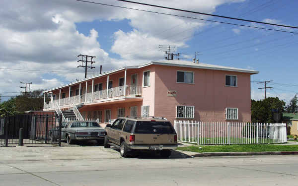 9501 Clovis Ave in Los Angeles, CA - Building Photo