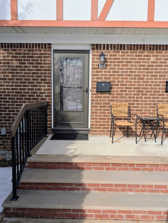 105 Devonshire Ct in Hillsborough Township, NJ - Building Photo