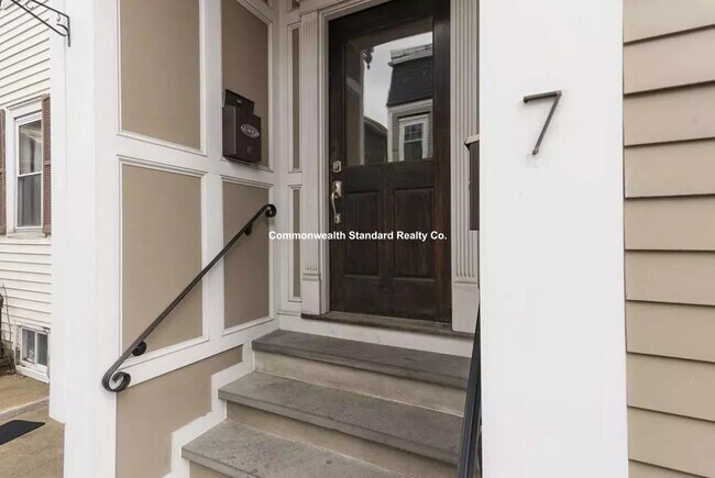 7 Tuckerman St, Unit 3 in Boston, MA - Building Photo - Building Photo
