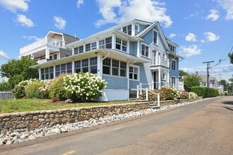 19 Middle Beach Rd in Madison, CT - Building Photo - Building Photo