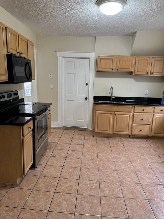 128 Pleasant St, Unit Apartment 3 in New Britain, CT - Foto de edificio - Building Photo