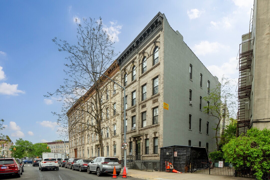 126 Engert Ave in Brooklyn, NY - Building Photo