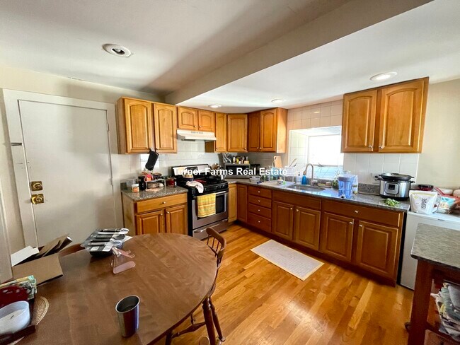 42 Sewall St, Unit 3 in Somerville, MA - Building Photo - Building Photo