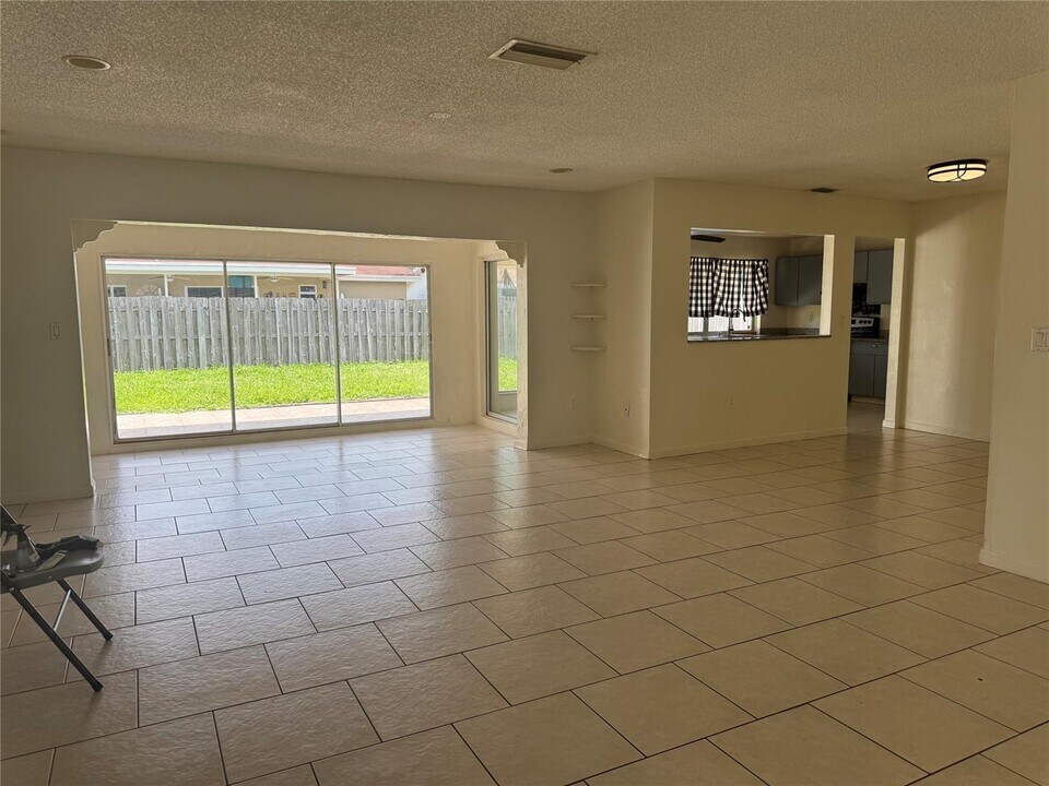 9651 Sunset Strip in Sunrise, FL - Foto de edificio