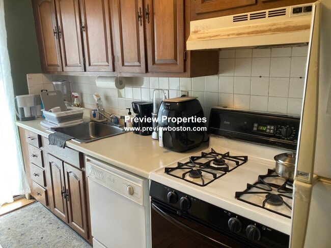 1734 Commonwealth Ave, Unit 4 in Boston, MA - Building Photo - Building Photo