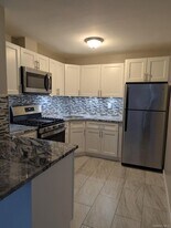 9 C Hemlock Dr in Bay Shore, NY - Building Photo