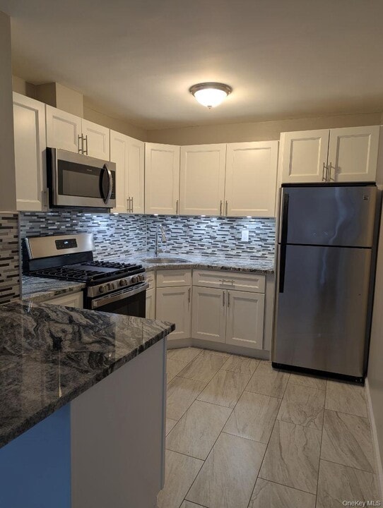 9 C Hemlock Dr in Bay Shore, NY - Building Photo