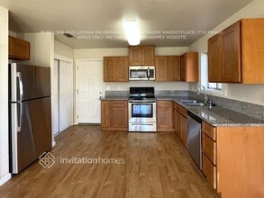 555 Spruce St in Dixon, CA - Foto de edificio - Building Photo