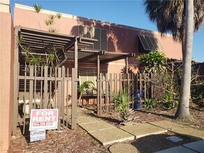 1520 Hammock Ln in Pembroke Pines, FL - Foto de edificio - Building Photo