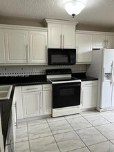 200 NE 14th Ave in Hallandale Beach, FL - Foto de edificio - Building Photo