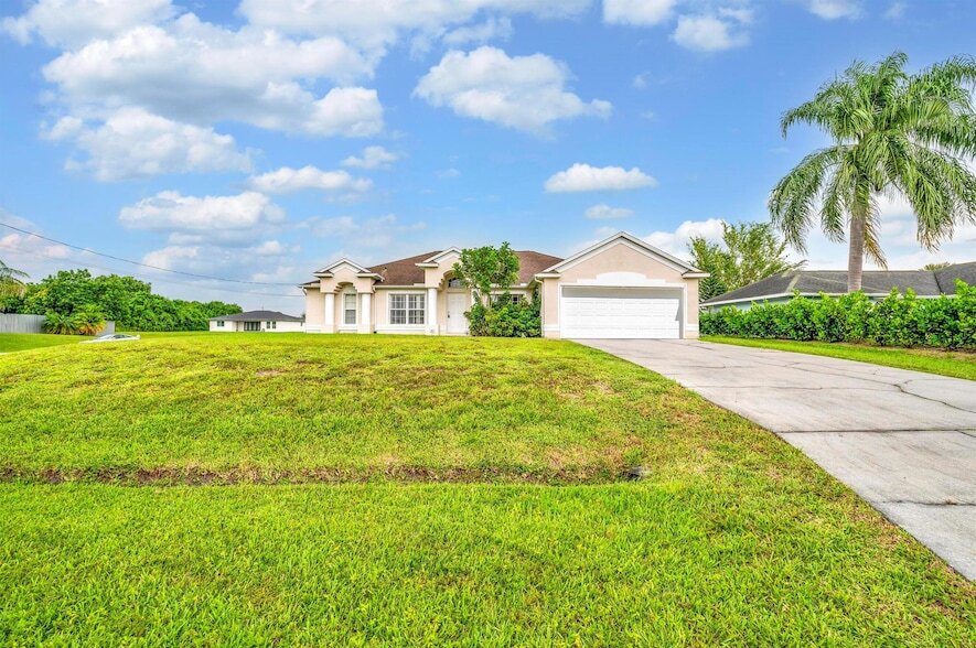 446 SW S Quick Cir in Port St. Lucie, FL - Building Photo