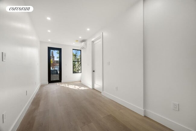 266 Stagg St in Brooklyn, NY - Foto de edificio - Building Photo