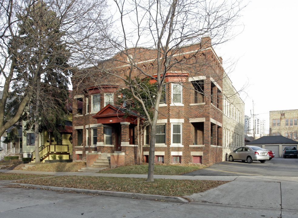 1630 N Humboldt Ave in Milwaukee, WI - Foto de edificio