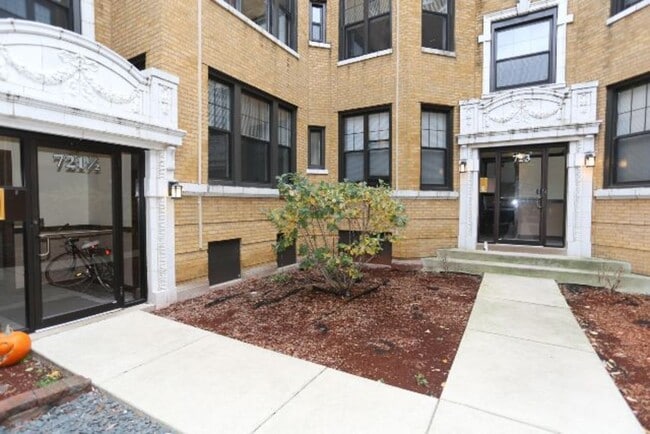 718 W Barry Ave, Unit J01W
