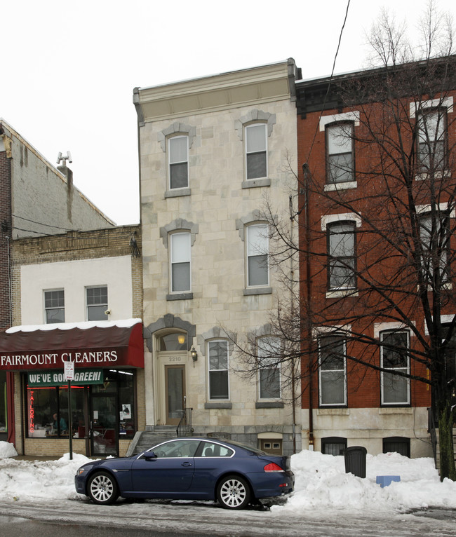 2210 Fairmount Ave in Philadelphia, PA - Foto de edificio - Building Photo