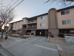 221 ELM in Burbank, CA - Foto de edificio - Building Photo