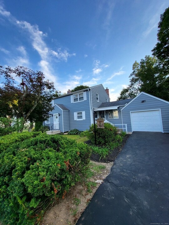 29 Rangely Dr in Trumbull, CT - Building Photo