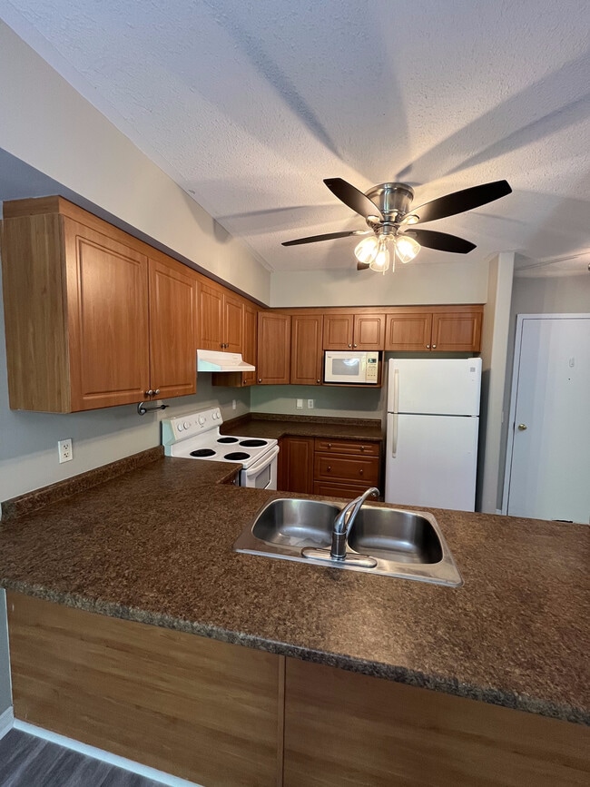 24 Harris Ave in Brantford, ON - Building Photo - Building Photo