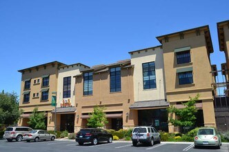 1765 E Bayshore Rd in East Palo Alto, CA - Foto de edificio - Building Photo
