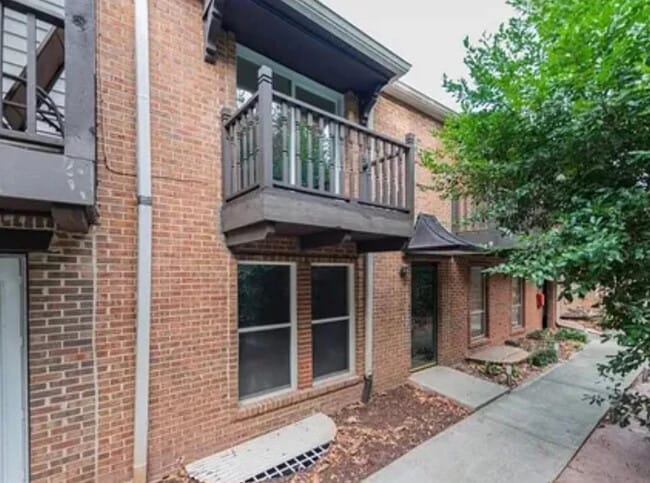 7311 Cardigan Cir in Sandy Springs, GA - Foto de edificio - Building Photo