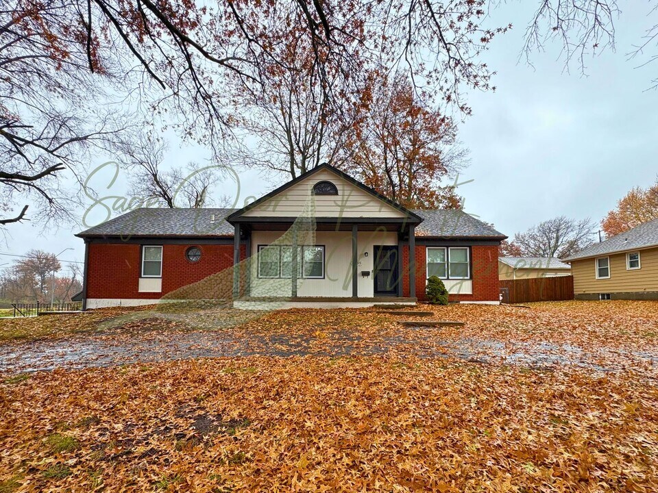 12315 E 44th Terrace in Kansas City, MO - Building Photo