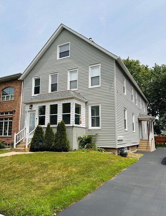 8133 Laramie Ave in Skokie, IL - Building Photo