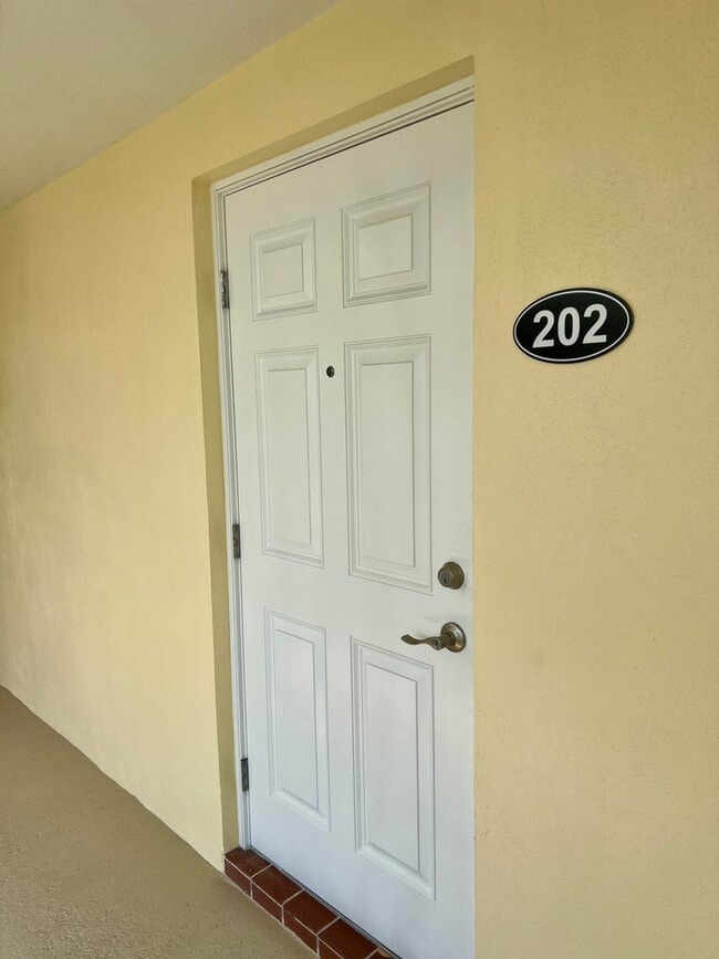 23 Colonial Club Dr in Boynton Beach, FL - Building Photo - Building Photo
