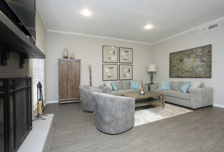 Huntington Park Apartments in Beaumont, TX - Building Photo - Interior Photo