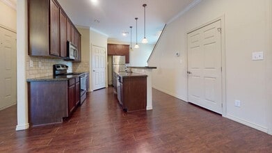 709 Luther W St in College Station, TX - Foto de edificio - Building Photo