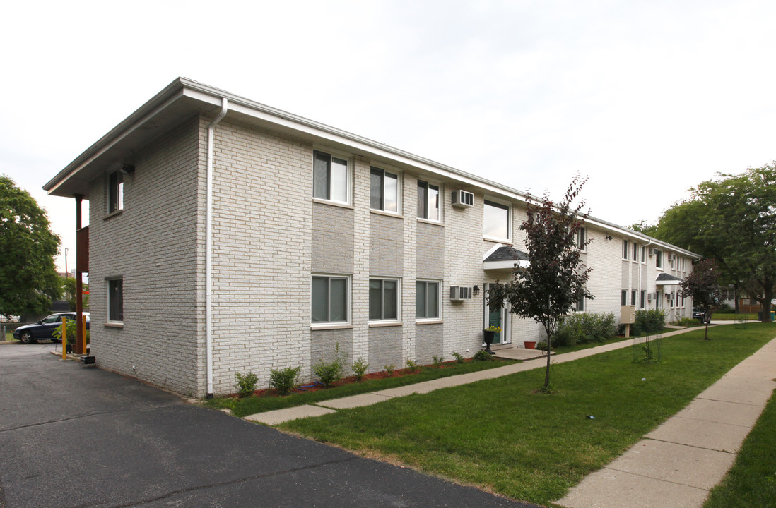 Meade Court Apartments in Fox Lake, IL - Building Photo