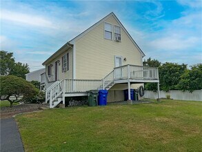 2 Beatrice Ln in Bristol, RI - Building Photo - Building Photo