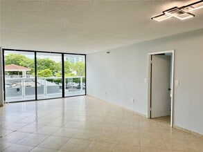 20505 E Country Club Dr in Aventura, FL - Building Photo - Building Photo