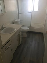 16395 Village Dr in Victorville, CA - Foto de edificio - Building Photo