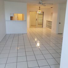 2085 43rd Ave in Vero Beach, FL - Foto de edificio - Building Photo