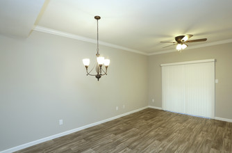 Bluff Springs Townhomes in Austin, TX - Foto de edificio - Interior Photo