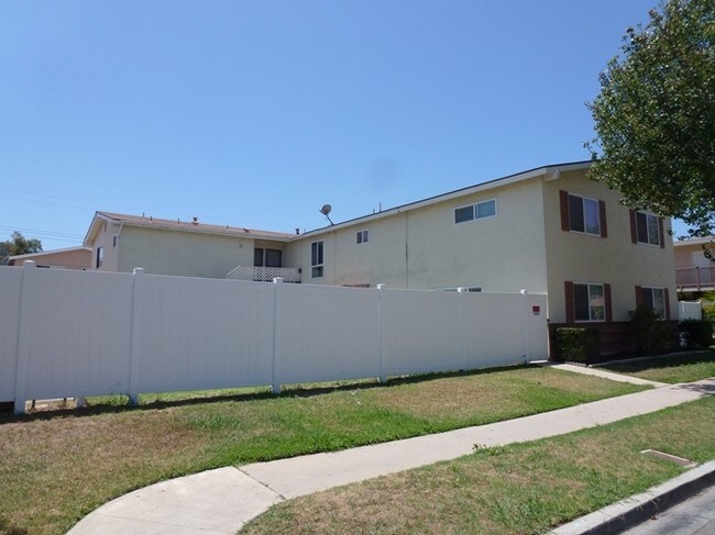 999 Mission Dr in Costa Mesa, CA - Building Photo - Building Photo