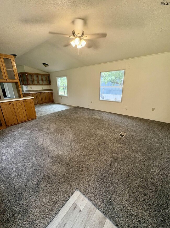 1004 S Wall St in Iowa Park, TX - Building Photo - Building Photo