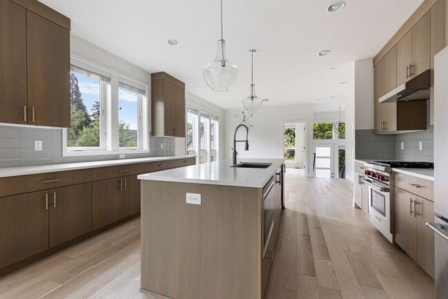 2220 SE Lambert St in Portland, OR - Building Photo - Building Photo