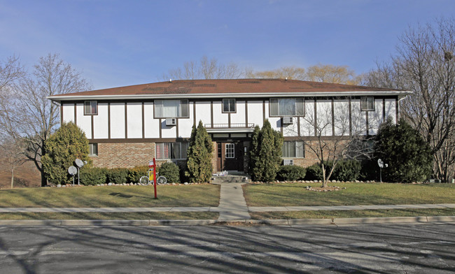 Woodlawn Apartments in West Bend, WI - Building Photo - Building Photo