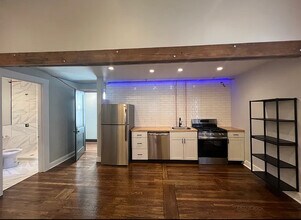 6085 Montgomery Rd, Unit 3 in Cincinnati, OH - Foto de edificio - Building Photo