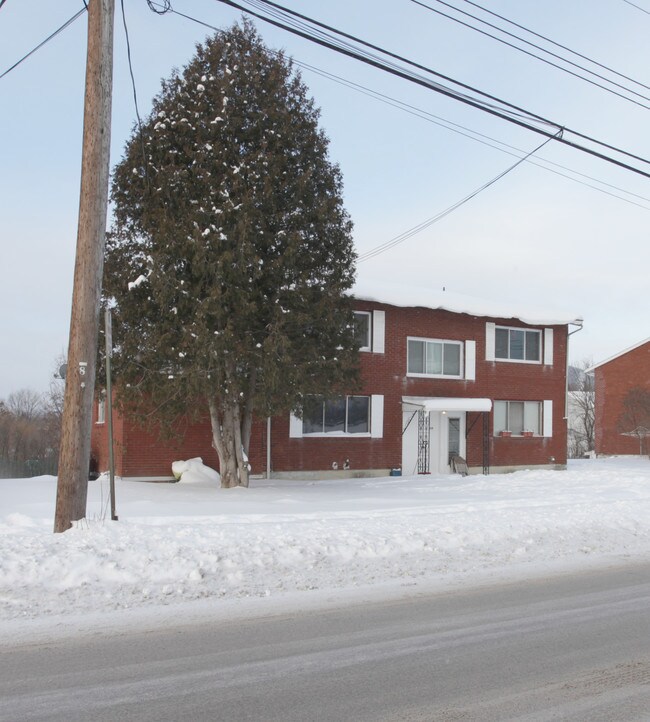 139 Campus Dr in Cobleskill, NY - Foto de edificio - Building Photo
