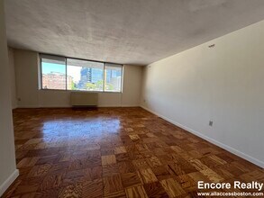 101 Monmouth St, Unit 618 in Brookline, MA - Building Photo - Building Photo