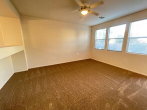 5640 Champagne Flower St in North Las Vegas, NV - Foto de edificio - Building Photo