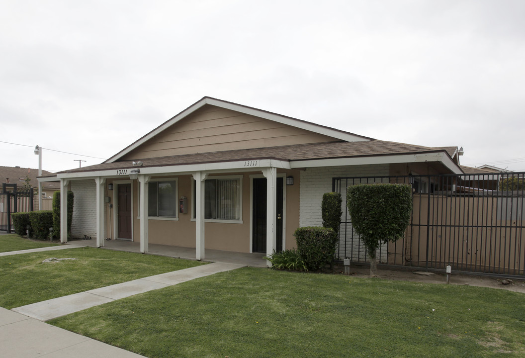 Cypress VIllage in Garden Grove, CA - Foto de edificio